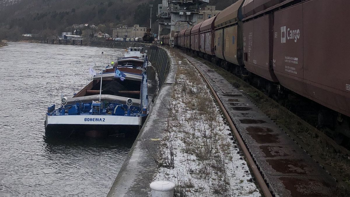 Kapacita vlaků nestačí, a tak do ČR poprvé připlula loď s uhlím z Austrálie